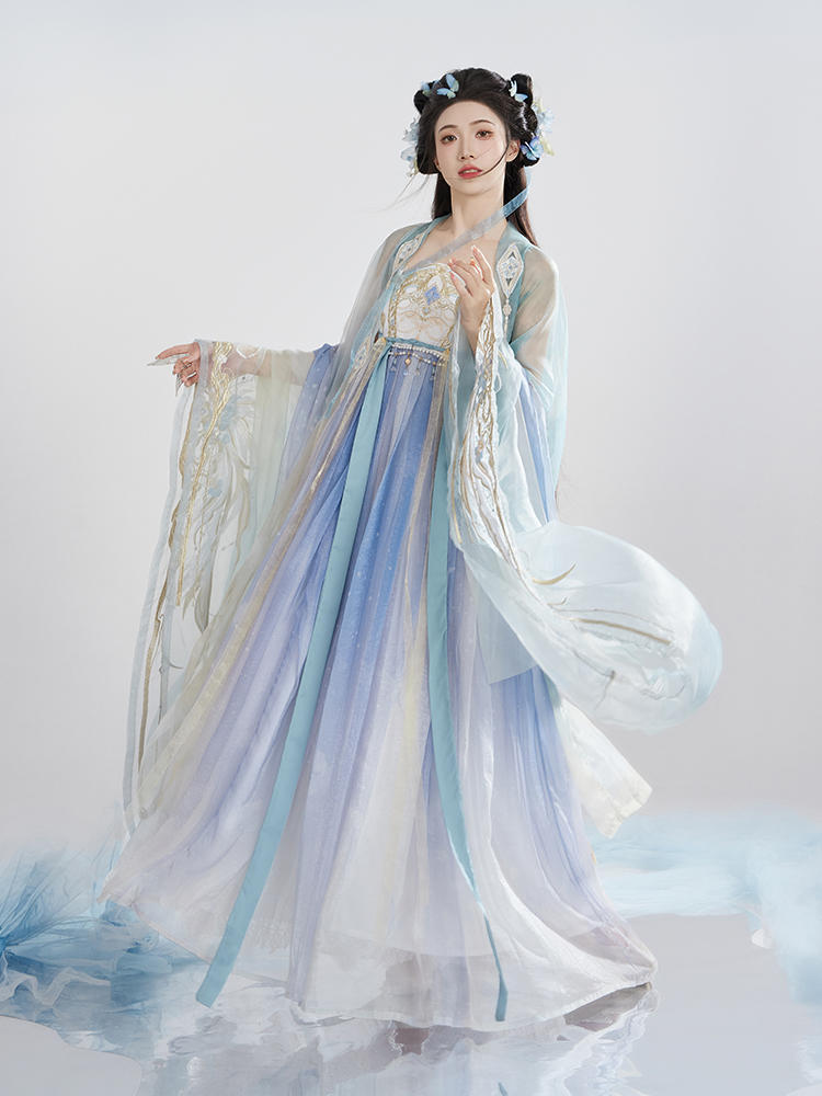 Blue Butterfly | 3-Pieces Embroidered Hanfu (翎羽幻碟)